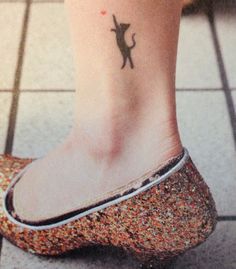 Pinterest上的小纹身| 猫纹身，纹身吉蒂和黑猫：