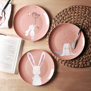  纯手绘的风格，非常有艺术格调，可爱的兔子图案，带来温馨的氛围。