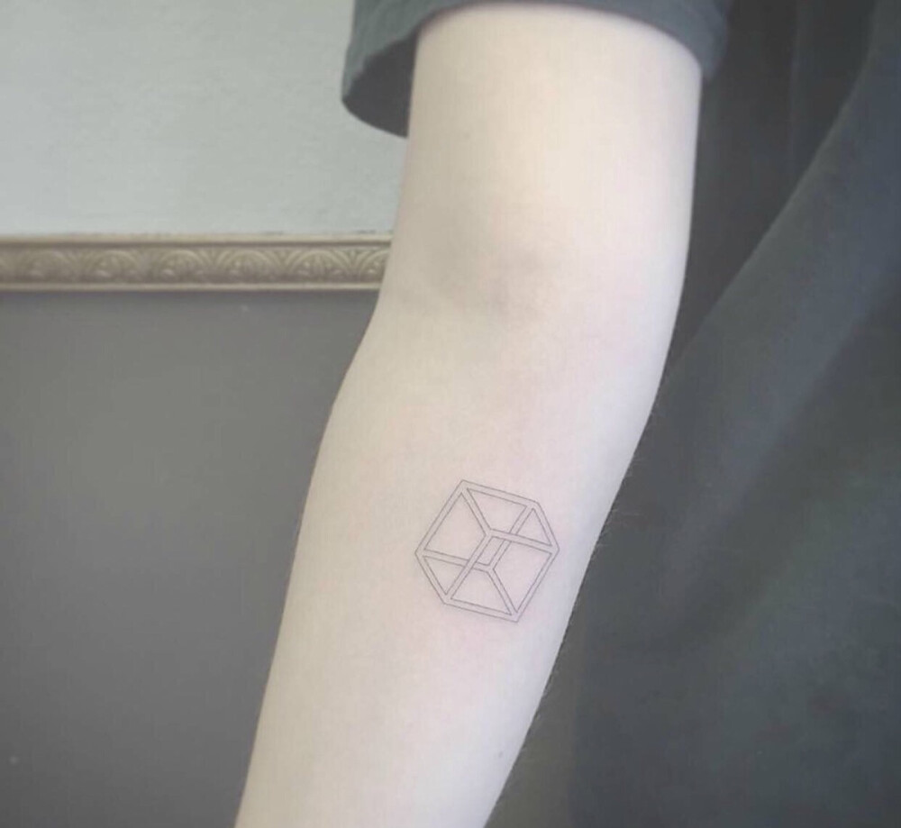 Simple Tattoos. 入門者不妨先紋個簡單的線條感紋身