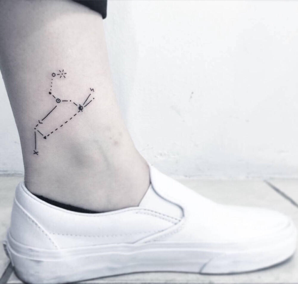 紋在腳踝上的紋身，黑白字母紋身更讓人喜歡