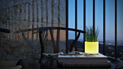 其实它的英文名字是 Hole Light Stand
，直译过来就是“有洞、发光、站立”。所以它到底是个笔筒？收纳盒？还是个灯？或者两者兼而有之？从功能上看，它确实能兼任多重身份。