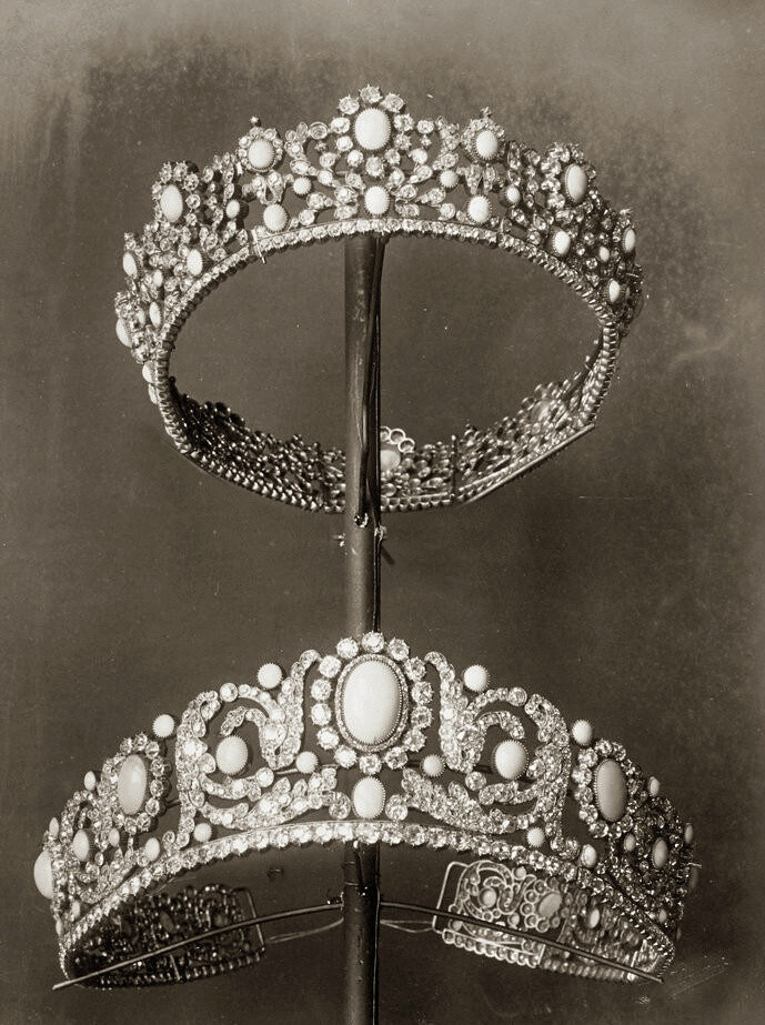 珠宝｜Diamonds, pearls and precious stones from the French collection of crown jewels ,1887。