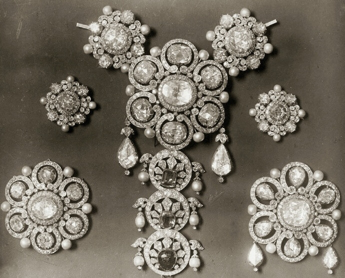 珠宝｜Diamonds, pearls and precious stones from the French collection of crown jewels ,1887。