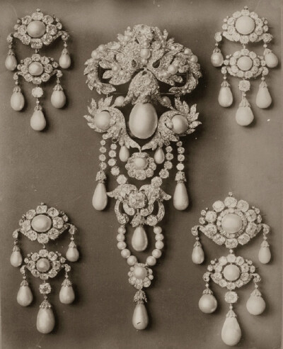 珠宝｜Diamonds, pearls and precious stones from the French collection of crown jewels ,1887。