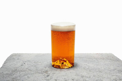 你拿这个杯子喝啤酒，还能欣赏到杯底的金色山脉