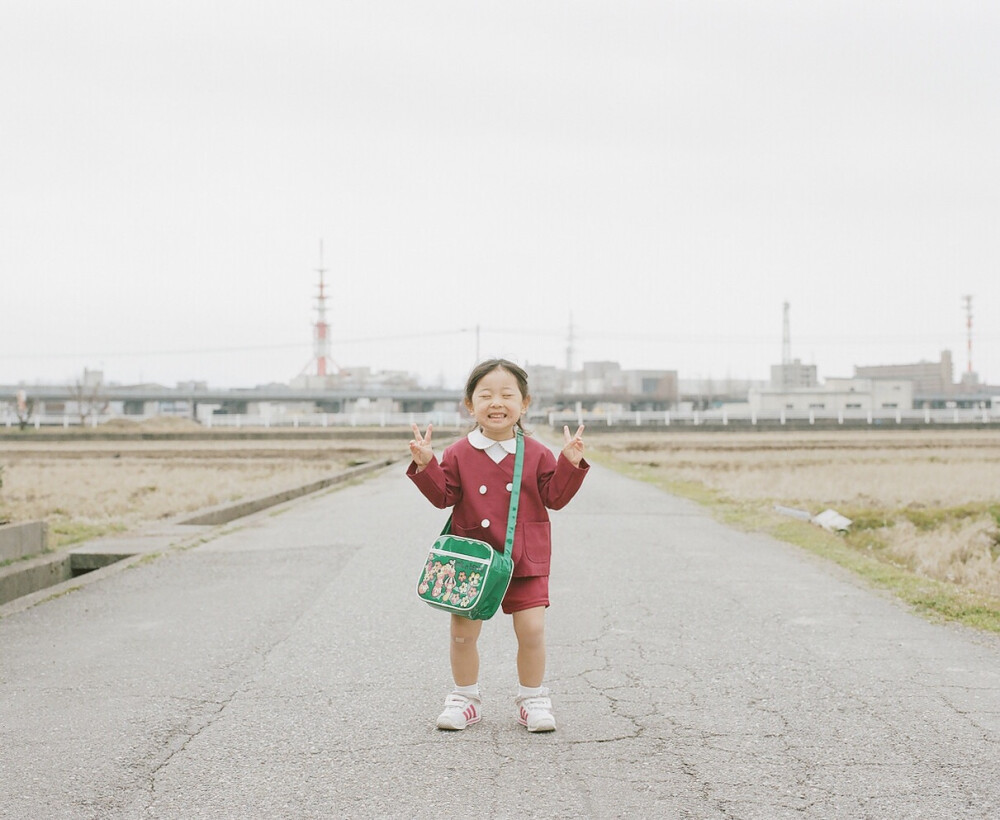 ●“Toyokazu Nagano：家有小女”
●日本攝影師Toyokazu Nagano父親鏡頭中的女兒
●用一個個鏡頭表達溫馨瞬間
●用愛去紀錄兩個女兒的每一次成長
●每個父親，總是在女兒背后默默的注視和支撐著她們
●在每一天中滲透著對她們無處不在的愛。