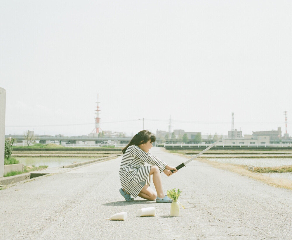 ●“Toyokazu Nagano：家有小女”
●日本摄影师Toyokazu Nagano父亲镜头中的女儿
●用一个个镜头表达温馨瞬间
●用爱去纪录两个女儿的每一次成长
●每个父亲，总是在女儿背后默默的注视和支撑着她们
●在每一天中渗透着对她们无处不在的爱。