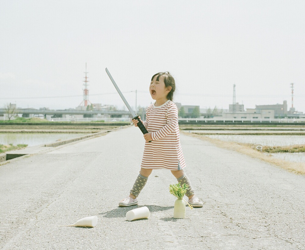 ●“Toyokazu Nagano：家有小女”
●日本攝影師Toyokazu Nagano父親鏡頭中的女兒
●用一個(gè)個(gè)鏡頭表達(dá)溫馨瞬間
●用愛去紀(jì)錄兩個(gè)女兒的每一次成長(zhǎng)
●每個(gè)父親，總是在女兒背后默默的注視和支撐著她們
●在每一天中滲透著對(duì)她們無(wú)處不在的愛。