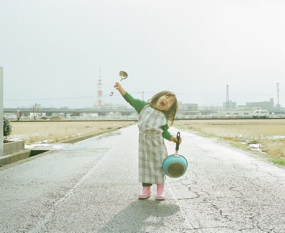 ●“Toyokazu Nagano：家有小女”
●日本摄影师Toyokazu Nagano父亲镜头中的女儿
●用一个个镜头表达温馨瞬间
●用爱去纪录两个女儿的每一次成长
●每个父亲，总是在女儿背后默默的注视和支撑着她们
●在每一天中渗透着对她们无处不在的爱。