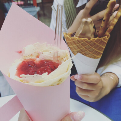 Strawberry cheese cake crêpe