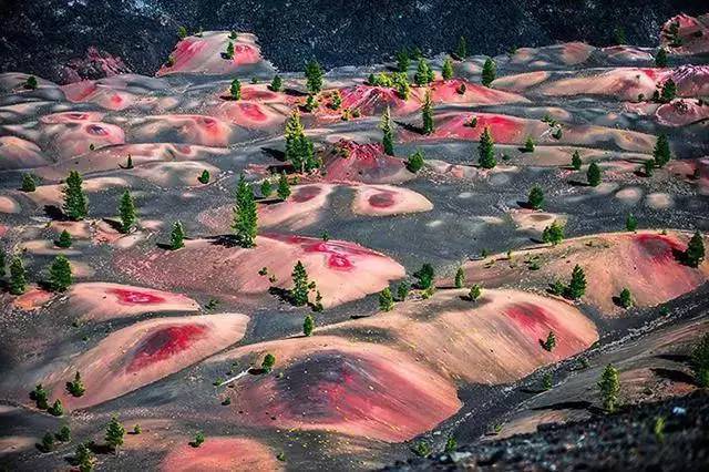 彩色沙丘
美国拉森火山国家公园火山坡上的沙丘呈现斑斓的彩色。这是火山活动的结果，美得让人窒息。这一幕像是油画，上帝的画作。