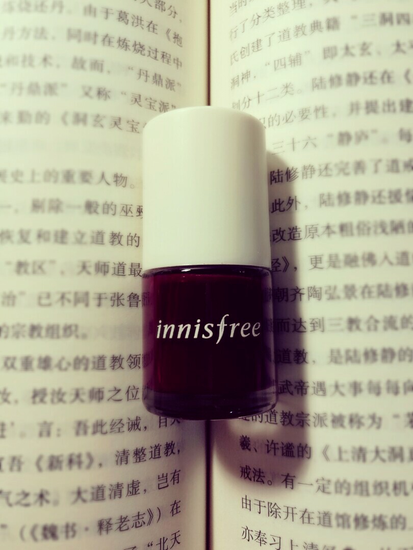 Innisfree悦诗风吟指甲油214号酒红色 特喜欢的颜色，薄涂偏玫红，厚涂酒红色，显手白，刷头比普通指甲油好太多(强迫症的福音)，就是味道很大，干的蛮快，不擦护甲油3天就有缺口…有时间放试色~30一瓶