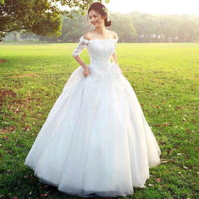 璀璨闪耀蕾丝裙摆点缀，大气饱满，精致S形收腰，成就不失惊艳的完美嫁衣。