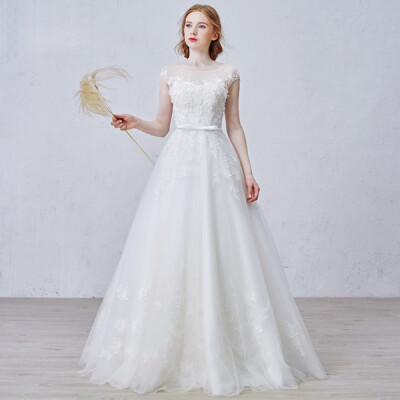 这款蕾丝婚纱，裙身上纯手工制作的花叶蕾丝点缀，精致独特蕾丝图案更是展现了新娘的气质和魅力。