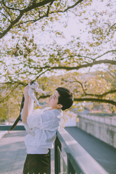 毛毛和可乖
摄影：洪小漩
出镜：可乖
让我来给你举一个没有原则的例子。
我说：可乖太吵了，我准备更名可烦。
毛毛带着一身被可乖挠的伤痕说：没有呀，可乖很听话很可爱。我觉得你对他太凶了。