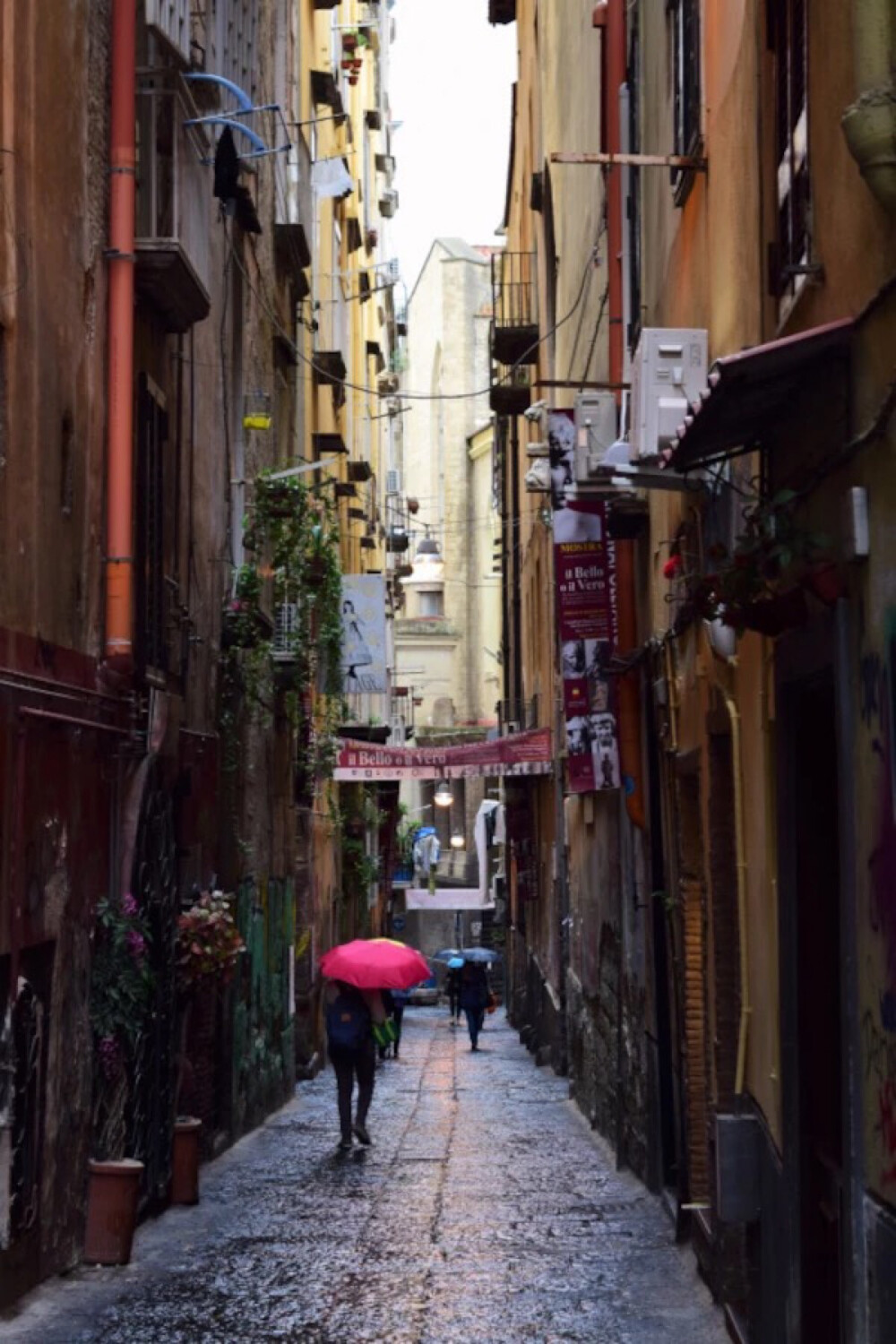 Naples, Italy(by nschouterden)。意大利那不勒斯(意大利语：Napoli；那不勒斯语：Nàpule；英语：Naples)是意大利南部的第一大城市，坎帕尼亚大区以及那不勒斯省的首府，是意大利人口最稠密的地方。那不勒斯位于那不勒斯湾的北岸，其东西两侧分别是两个火山区域：维苏威火山和坎皮佛莱格瑞火山区。那不勒斯以其丰富的历史、文化、艺术和美食而著称，那不勒斯历史中心被联合国教科文组织列为世界文化遗产。