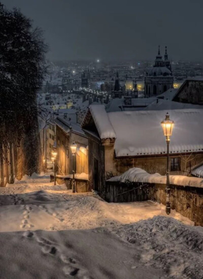 Winter in Prague, Czech Republic。布拉格是捷克首都，有着“千塔之城”，“金色城市”，“万城之母”之称。歌德说它是欧洲最美的城市，它是世界上第一个整座城市被指定为世界遗产的布拉格。布拉格这个名称来自德语…