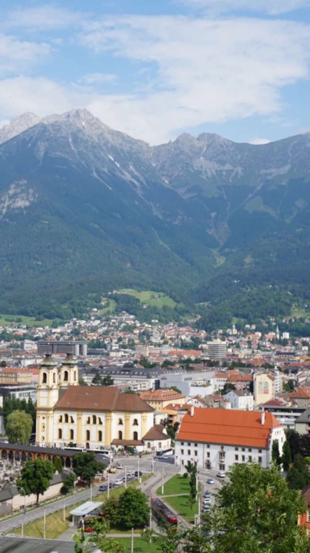 Innsbruck, Tyrol, Austria。奥地利茵斯布鲁克，位于位于奥地利西南腹地，因河之畔，是蒂罗尔州的首府。茵斯布鲁克的意思是“茵河上的桥”，经典的中世纪建筑艺术坐落在迷人的冰川山谷中是茵斯布鲁克独特的画面。这里每年都吸引了周边国家乃至全世界成千上万的冰雪爱好者，阿尔卑斯山的雪峰连绵起伏，仿佛伸手可及；静静的茵河穿城而过，处处透着一股灵气。茵斯布鲁克至今仍然保持着中世纪城市的容貌，在狭窄的小街上，哥特风格的楼房鳞次栉比。