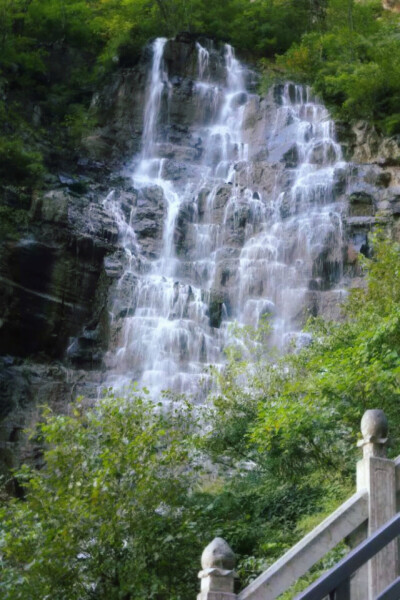 山涧飞瀑