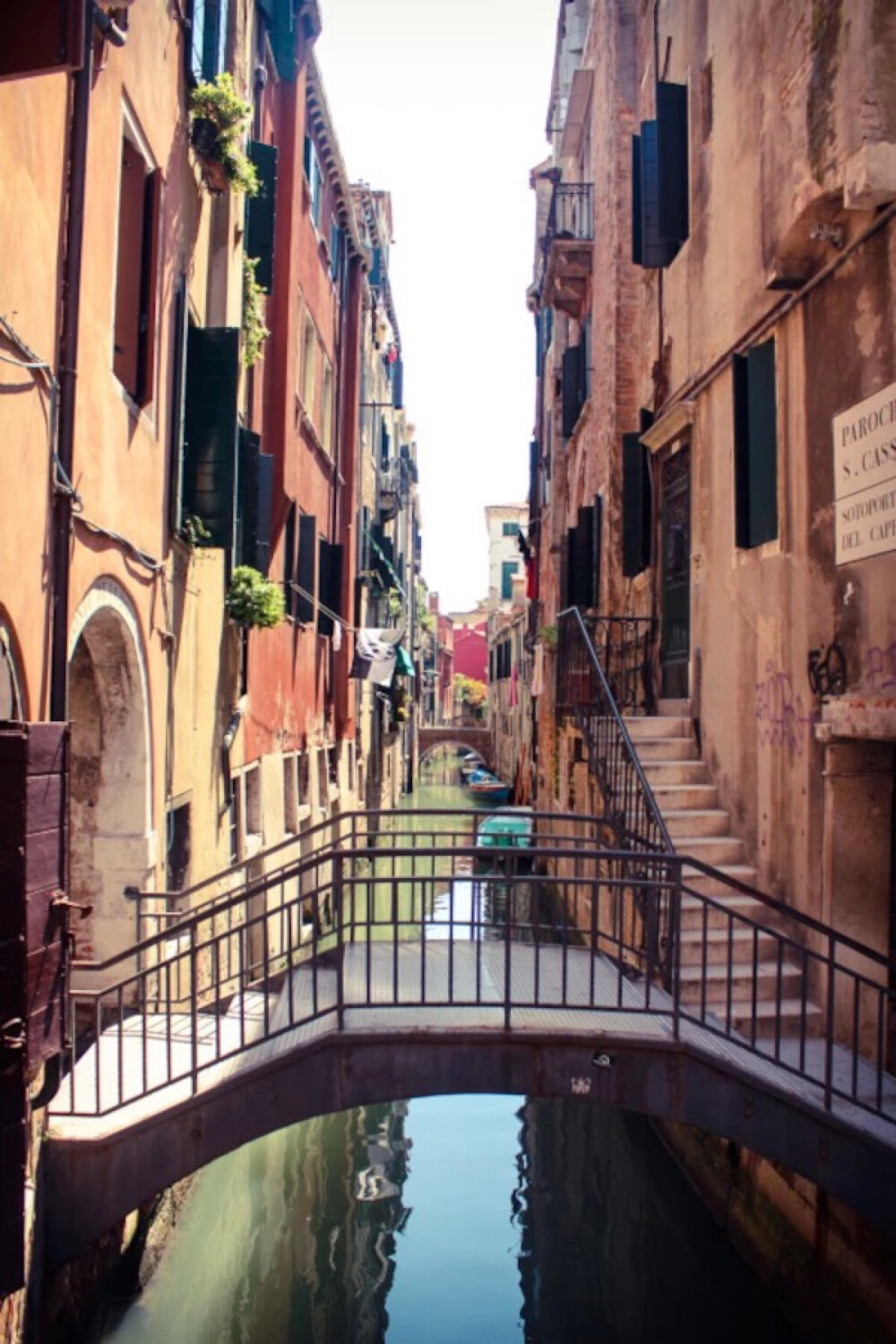 Venice, Italy（by vinylmemories）。意大利威尼斯，並非单一座岛屿，而是由一百六十条运河分割成一百一十八座小岛的群岛，跨越运河的桥超过四百座。威尼斯的动脉“大运河”(Grand Canal)两岸，尽是水都最美丽的建筑物。富有的威尼斯商人，在大运河岸边兴建了大约一百座文艺复兴或巴洛克风格的宫殿，美不胜收。