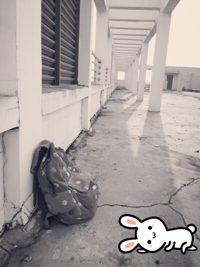 #倒计时58天#今天是第二次月考，她坐在左后方。才不会告诉你们为了伪文艺爬去楼顶吃晚饭呢，哼