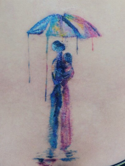 雨中情侣水彩纹身情侣雨伞纹身伞下的拥抱