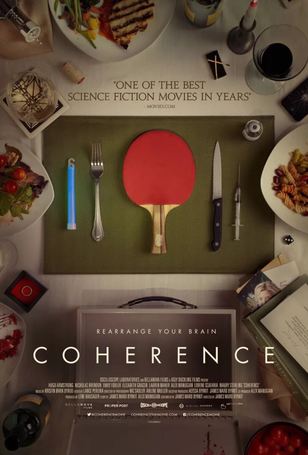 「彗星来的那一夜」「Coherence」
这部影片是断断续续看完的，前二十分钟看似平淡无奇很容易让人弃剧，后来才发现几乎线索都隐藏在这漫长的前奏里，不管怎么样，反正看完我是脑洞大开，细思极恐了。
关键词：平行空间/薛定谔的猫