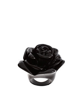 cの[我爱你，我爱你]
ASOS 酷黑浮雕玫瑰时尚戒指。请允许我尘埃落定，用沉默埋葬过去。