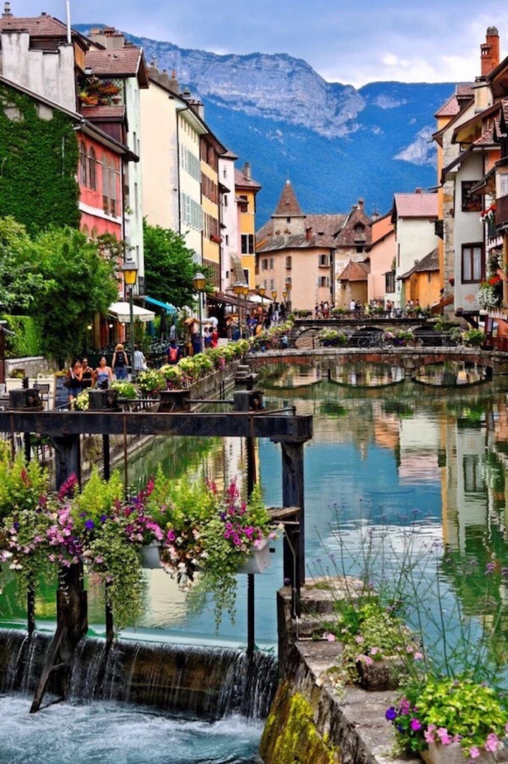 Annecy, France(by projector5)。法国高萨瓦省的安锡湖畔的安锡小镇，又译安纳西，以勃朗峰为背景，有丰富的自然景观。被誉为是“阿尔卑斯山的阳台”的安锡小镇冬季是滑雪爱好者聚集的天堂！这里有高山滑雪和越野滑雪，还可以玩雪橇，或者穿上特制鞋板在雪上行走，欣赏雪景和小镇的美景。法国的依云矿泉水和安纳西湖是同源，是法国最干净的湖哟！
