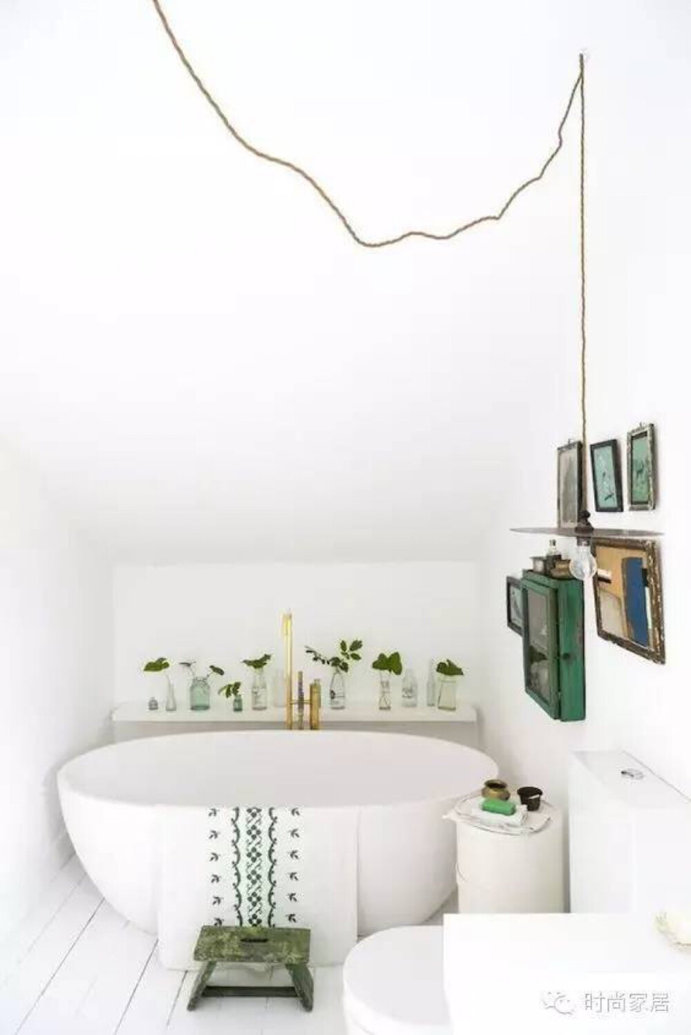 摆几盆绿植，加几个绿色单品，纯白色的浴室超有春天的感觉有没有？不过千万别搬来一大盆富贵竹什么的，容易产生进入公共浴室的既视感。