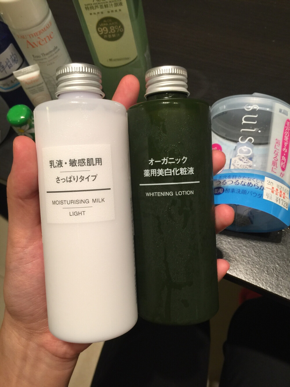 水～～因为还有乳液，所以还没用那款保湿乳液。用了以后再补使用报告。这款无印美白水，成分显示是水比较多，但比瑷露德玛那款要滑、粘稠点。现在晚上用它，然后加Kiehl'S的Vc精华。没办法，想白的心太迫切。