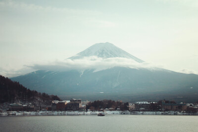 日本河口湖，远眺富士山。