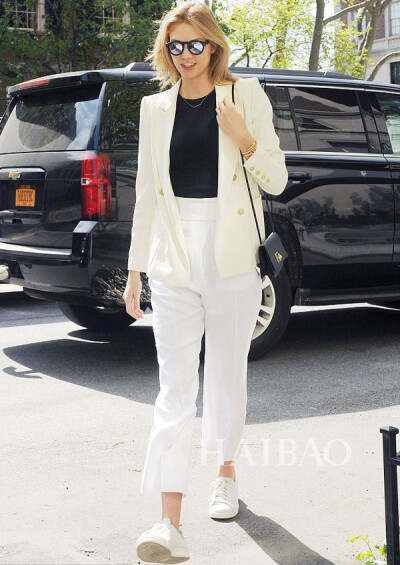 Karlie Kloss——米白色西服外套，搭配黑色Tee、白色九分阔腿裤和小白鞋，简练时尚。