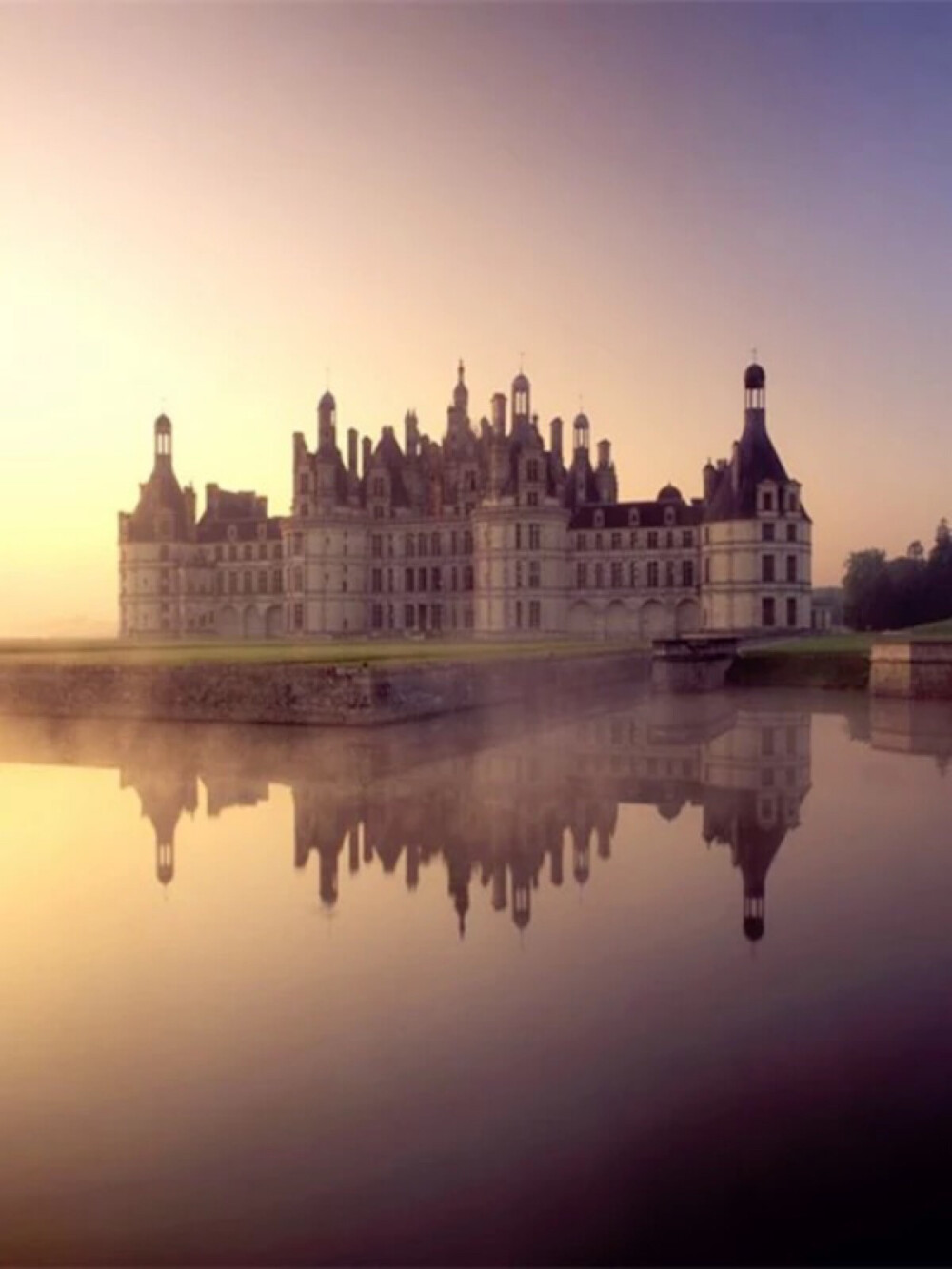 Chateau de Chambord, Loire Valley,France。法国卢瓦尔河谷香波堡。香堡是卢瓦尔河谷地区又一座神奇的所在。它兴建于弗朗索瓦一世，是法国王室狩猎的行宫。然而当初修建城堡的动机却仅仅因为弗朗索瓦一世爱上了住在这里的一位姑娘。这是卢瓦尔河谷所有城堡中最大的一个，城堡内共有 440 个房间，84 处楼梯，光烟囱就有 365 个。香堡的建筑风格结合了法国传统的建筑艺术和意大利文艺复兴的影响，被法国人视为国宝。1981年，香堡列入了世纪遗产名录。