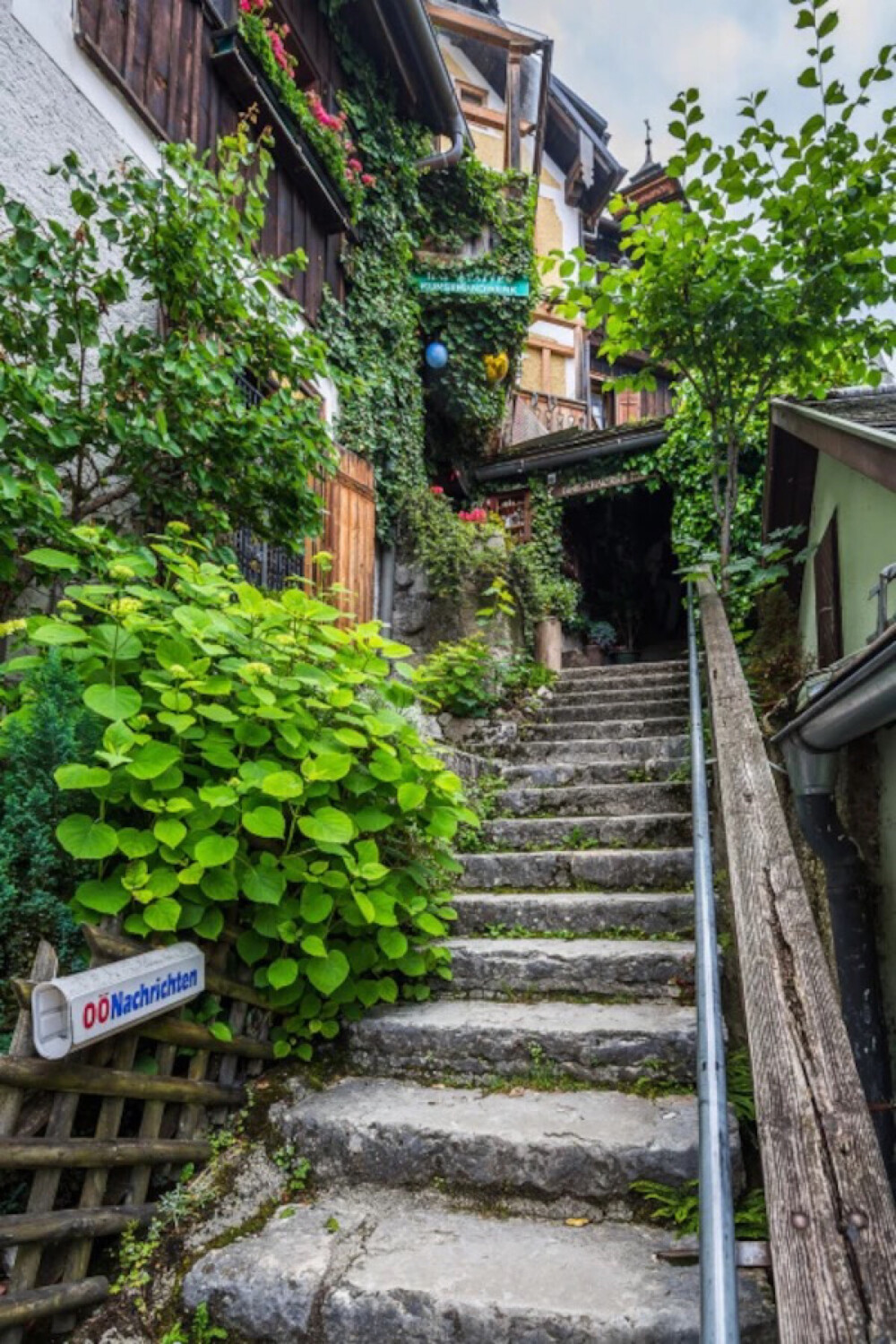 Hallstatt,Austria (by Victor T)。哈尔施塔特镇是奥地利上奥地利州萨尔茨卡默古特地区的一个村庄， 位于哈尔施塔特湖湖畔。历史上这一地区就因盐而致富。因此这里又被称作“世界最古老的盐都”。 哈尔施塔镇也被称为世界上最美的小镇， 来到这里，发现这里有一种安静恬然的气韵， 是一种纯正淡定的欧洲气质， 到处能看见童话般清幽美丽的小木屋， 纯净的生命气息散发在空气中。恬淡，美好。哈尔施塔特的居民更喜欢把自己的家乡称作“木头镇”。