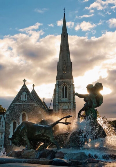 Gefion Fountain,Copenhagen, Denmark。丹麦哥本哈根吉菲昂喷泉，位于哥本哈根市中心东北部。它由吉菲昂女神和四条牛及套犁等一组铜塑组成。 据记载，吉菲昂喷泉是丹麦雕塑家昂拉斯·蓬高(Anders Bungaard)铸造的。19…