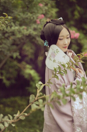 #临溪摄影明制汉服拍摄# 
路漫遥，梦启窗，落日笛声里，
此去经年，待如初见。
淡慵倦，翰墨阑珊，灯影绕指柔
出镜：@青袖如故o小饺子