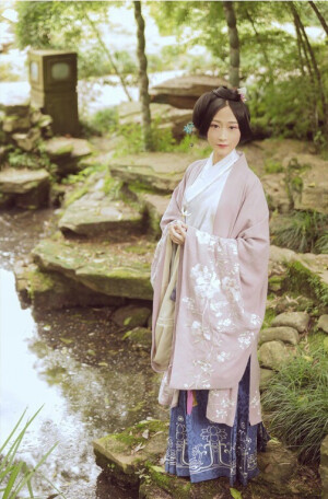 #临溪摄影明制汉服拍摄# 
路漫遥，梦启窗，落日笛声里，
此去经年，待如初见。
淡慵倦，翰墨阑珊，灯影绕指柔
出镜：@青袖如故o小饺子