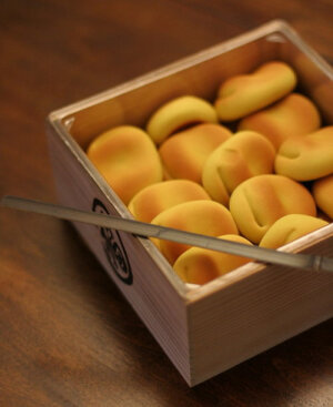 材料：鸡蛋２个、低粉150克、牛奶150克
    调料：泡打粉1克、盐1克、黄油25克、糖25克克、
    做法：1、鸡蛋打在碗中，加入白砂糖和盐，用蛋抽搅拌均匀
          2、慢慢加入牛奶，边加入边搅拌
          3、面粉、盐、泡打粉混合均匀后过筛，筛进蛋液中拌匀
          4、再加入融化的黄油拌匀，静置一会儿
          5、平底锅烧热后，倒入一勺面糊，小火煎至待底面凝固、表面起泡后翻面，小火煎一分钟即可。
     厨房小语： 面糊的稀稠，举起蛋抽，面糊缓缓落下后消失在盆中比较合适