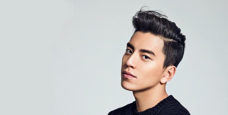 【王大陆曝新写真 实力演绎"黑痞帅"】近日，王大陆曝光了一组新写真，照片中，他身穿黑色毛衣，眼神雅痞，加上小麦色的皮肤，实力演绎新风尚“黑痞帅”。壁纸 明星 帅哥 男神 写真 服饰 拍摄 画报《我的少女时代》《我的情敌是超人》《背影》《铁道飞虎》《鲛珠传》