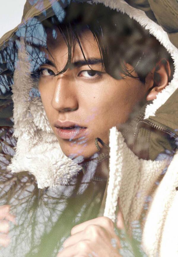 【王大陆曝新写真 实力演绎"黑痞帅"】近日，王大陆曝光了一组新写真，照片中，他身穿黑色毛衣，眼神雅痞，加上小麦色的皮肤，实力演绎新风尚“黑痞帅”。壁纸 明星 帅哥 男神 写真 服饰 拍摄 画报《我的少女时代》《我的情敌是超人》《背影》《铁道飞虎》《鲛珠传》