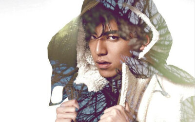 【王大陆曝新写真 实力演绎"黑痞帅"】近日，王大陆曝光了一组新写真，照片中，他身穿黑色毛衣，眼神雅痞，加上小麦色的皮肤，实力演绎新风尚“黑痞帅”。壁纸 明星 帅哥 男神 写真 服饰 拍摄 画报《我的少女时代》《…