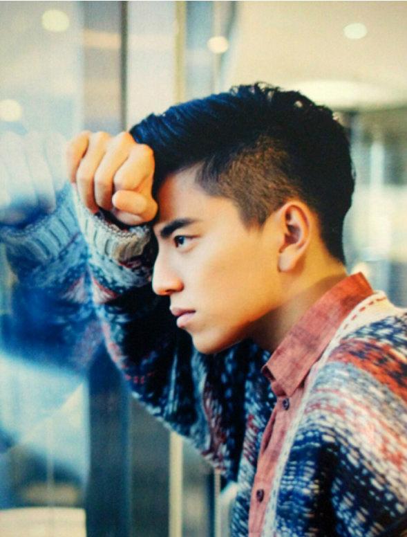 【王大陆曝新写真 实力演绎"黑痞帅"】近日，王大陆曝光了一组新写真，照片中，他身穿黑色毛衣，眼神雅痞，加上小麦色的皮肤，实力演绎新风尚“黑痞帅”。壁纸 明星 帅哥 男神 写真 服饰 拍摄 画报《我的少女时代》《我的情敌是超人》《背影》《铁道飞虎》《鲛珠传》