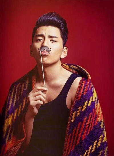 【王大陆曝新写真 实力演绎"黑痞帅"】近日，王大陆曝光了一组新写真，照片中，他身穿黑色毛衣，眼神雅痞，加上小麦色的皮肤，实力演绎新风尚“黑痞帅”。壁纸 明星 帅哥 男神 写真 服饰 拍摄 画报《我的少女时代》《…