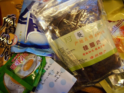 原來屌丝間流行的零食這麼好吃啊（揍.. 妮妮超壞的！每次都寄一堆吃的養胖窩！而窩卻寄小一號的tee督促妮妮減肥！高下立判啊！！