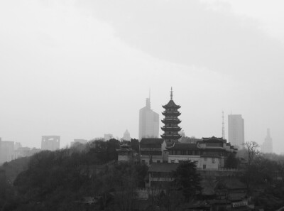 南京，从古城墙上看鸡鸣寺