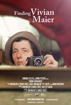 #寻找薇薇安·迈尔#纪录片《Finding Vivian Maier》定于9月份在多伦多国际电影节期间首映。影片揭示她的双面人生：生前才华横溢，却默默无闻做了40年保姆，去世后留下10万多张芝加哥街景和街头人像底片，2007年在一场拍卖会上被电影制片人John Maloof拍得后重见天日，她遂被摄影界公认为是20世纪最伟大的摄影师之一。