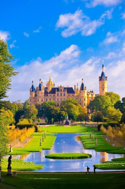 Schwerin Castle(Schweriner Schloss), Schwerin,Germany。什未林城堡，是一座位于德国城市什未林市中心的岛屿宫殿。今天它是德国梅克伦堡-前波美拉尼亚州州议会的会址。过去它长时期是梅克伦堡公爵和大公的王宫。 …