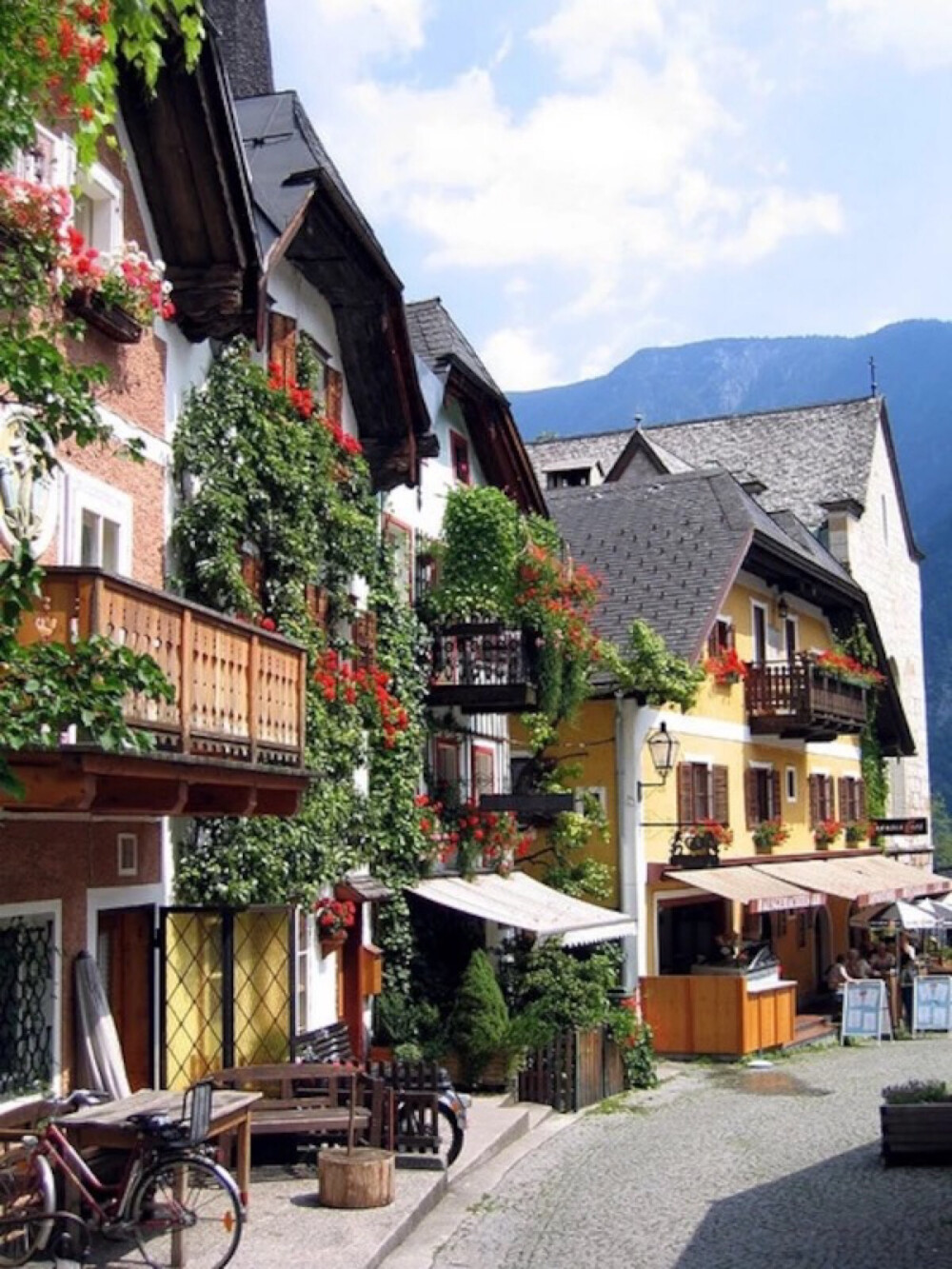 Hallstatt,Austria。哈尔施塔特镇是奥地利上奥地利州萨尔茨卡默古特地区的一个村庄， 位于哈尔施塔特湖湖畔。历史上这一地区就因盐而致富。因此这里又被称作“世界最古老的盐都”。 哈尔施塔镇也被称为世界上最美的小镇， 来到这里，发现这里有一种安静恬然的气韵， 是一种纯正淡定的欧洲气质， 到处能看见童话般清幽美丽的小木屋， 纯净的生命气息散发在空气中。恬淡，美好。哈尔施塔特的居民更喜欢把自己的家乡称作“木头镇”。