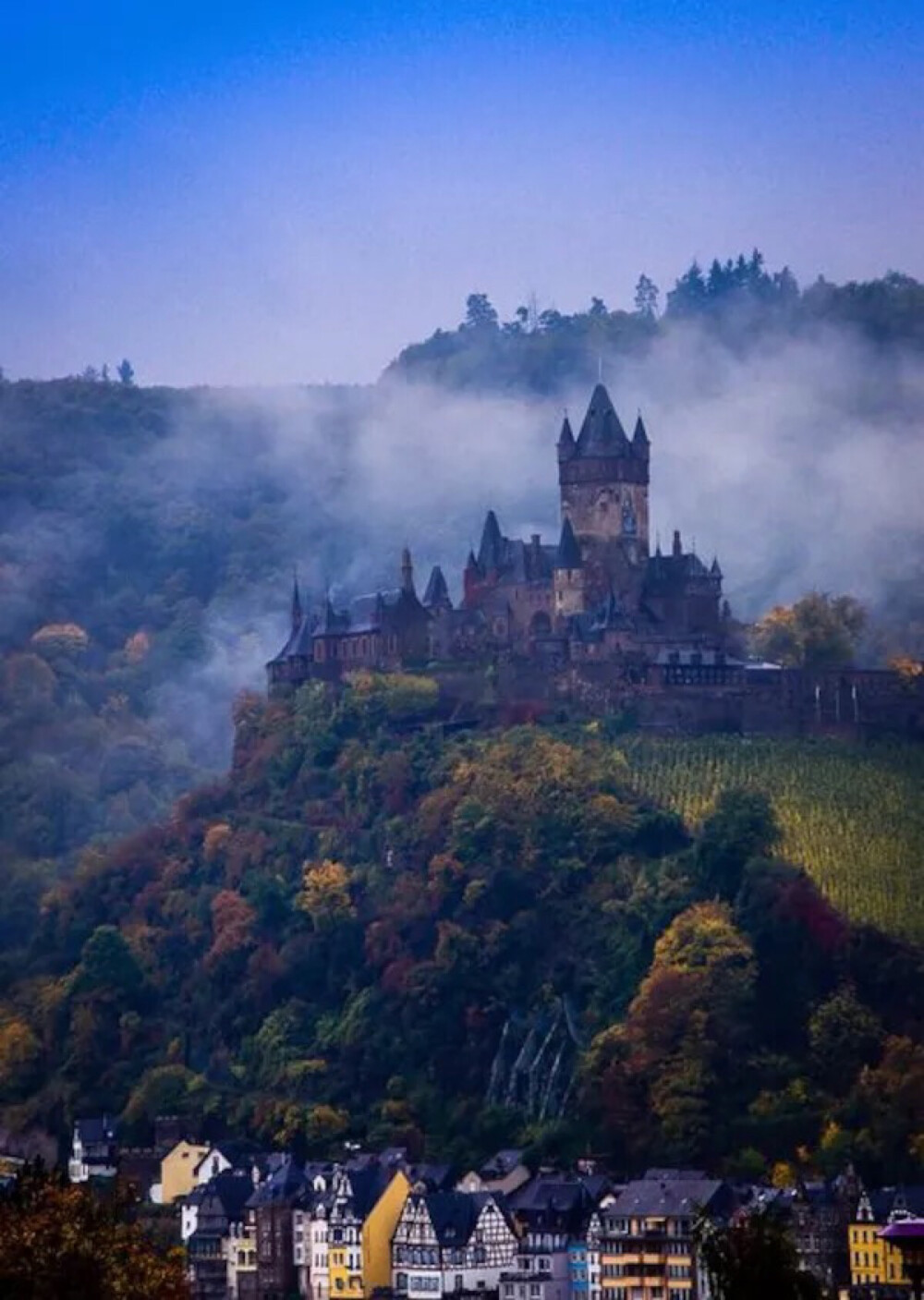 Cochem castle,Cochem, Germany。德国科赫姆城堡。城堡、葡萄园与摩泽尔河，是科赫姆市对游客的三重吸引力。科赫姆城堡位于摩泽尔河畔的科赫姆小镇上，城堡就位于科赫姆中心地带，在科赫姆任何的地方都能看到她雄伟的身姿。据该城堡的资料介绍，城堡最初是由普法尔茨的埃佐伯爵于公元1000年修建。真是名符其实的古堡。赖希斯堡曾在1056年得到扩建。17世纪，古堡曾一度被毁，之后于1868年进行了重建。